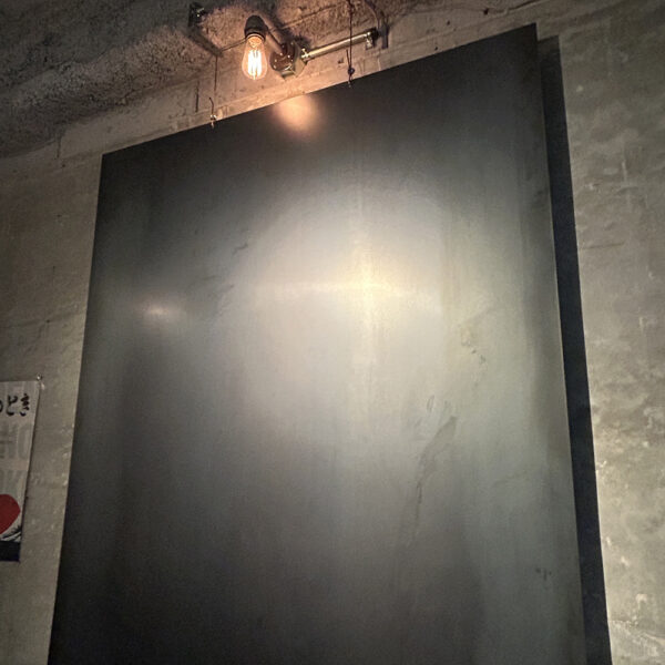 店舗の物語を刻んでいく黒皮鉄板